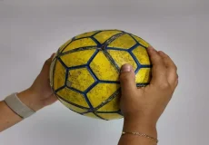 تعمیر توپ فوتبال در خانه | آموزش تصویری و گام‌به‌گام | پنچرگیری تیوپ + ویدیو