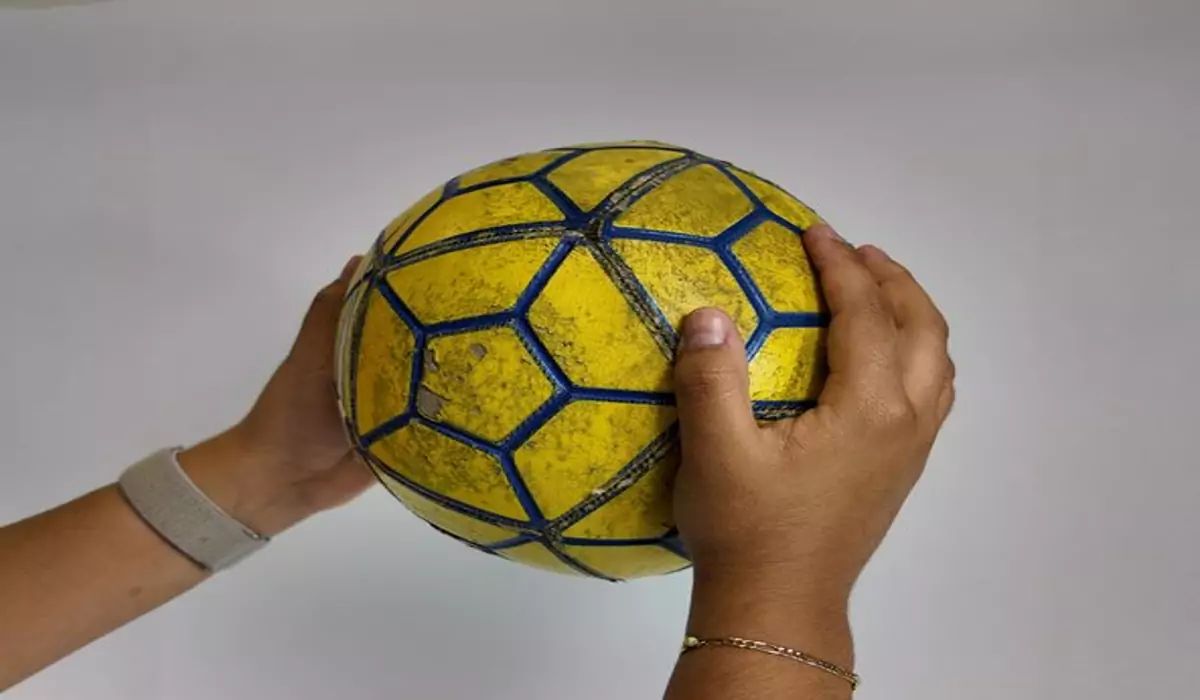 تعمیر توپ فوتبال در خانه | آموزش تصویری و گام‌به‌گام | پنچرگیری تیوپ + ویدیو