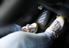 گرفتن ترمز و کلاچ به صورت همزمان؛ اشتباهی رایج در رانندگی /روش درست توقف