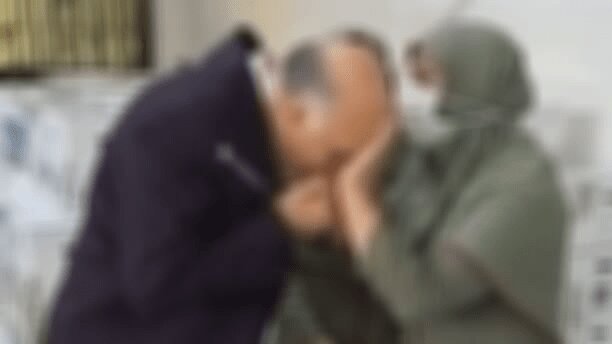 ماجرای بوسیدن دست زن کارگر؛ از تشکر تا حاشیه بزرگ!