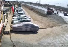 ترکیدن لاستیک کامیون در جاده و خسارت به خوردروهای پارک شده + فیلم حادثه وحشتناک