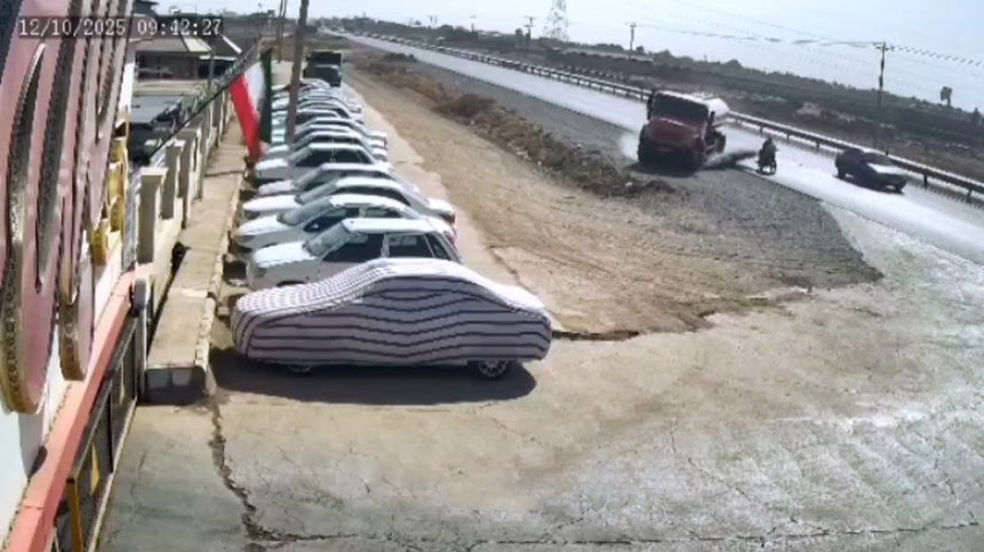 ترکیدن لاستیک کامیون در جاده و خسارت به خوردروهای پارک شده + فیلم حادثه وحشتناک