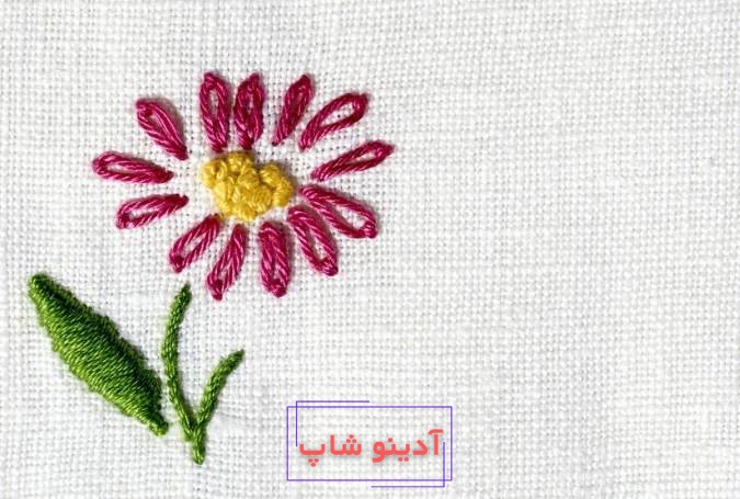 گلدوزی گل ساده روی پارچه