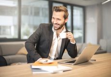 عکس پروفایل حرفه‌ای با نور طبیعی پنجره (بدون فیلتر)