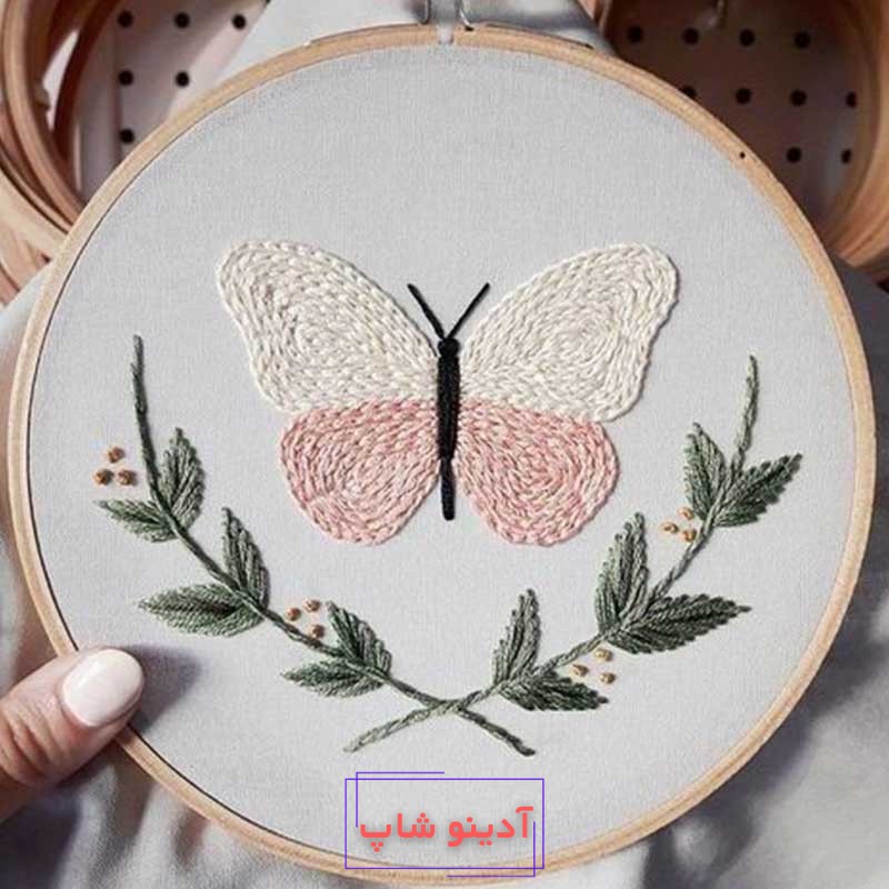 قرار دادن پارچه در کارگاه برای گلدوزی حیوانات