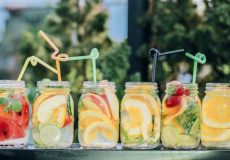 بهترین نوشیدنی های ساده برای تابستان؛ ۸ نوشیدنی از شربت سکنجبین تا دوغ نعنایی