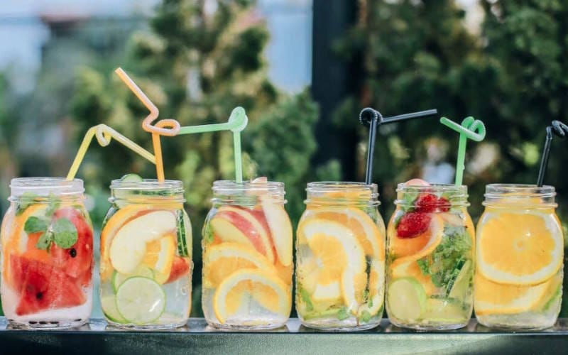 بهترین نوشیدنی های ساده برای تابستان؛ ۸ نوشیدنی از شربت سکنجبین تا دوغ نعنایی