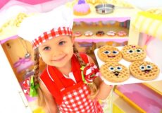 دیانا برای بابایی و روما آشپزی میکند! :: ماجراهای دیانا و روما :: دیانا شو