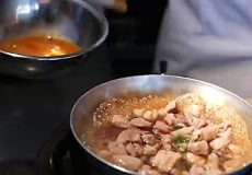 طرز تهیه املت برنج داغ در قلب غذاخیابانی‌های توکیو