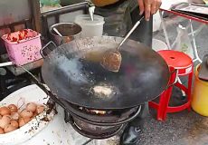 غذای خیابانی پنانگ: طعم بی‌نظیر رشته‌سرخ شده با میگو و تخم‌مرغ