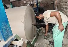 مراحل ساخت جعبه پیتزا در کارگاهی پاکستانی