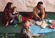 پخت خوراک گل کلم در غار توسط زوج افغان