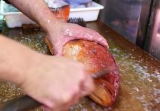 پخت غذای خیابانی با ماهی گروپر قرمز در اوکیناوای ژاپن