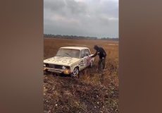 پسر جوان هنگام آتش زدن خودرو خودش هم آتش گرفت