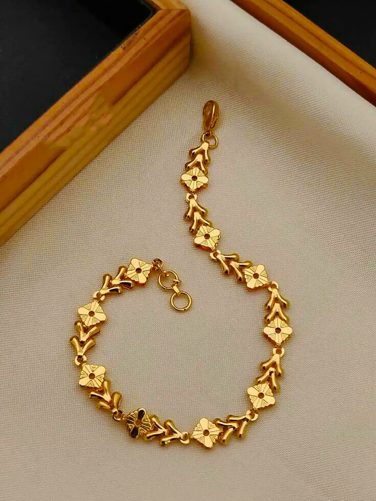 دستبند طلا کلاسیک شیک