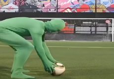 ۹۹/۹۹ درصد افراد چنین گلی را در زمین فوتبال ندیده اند