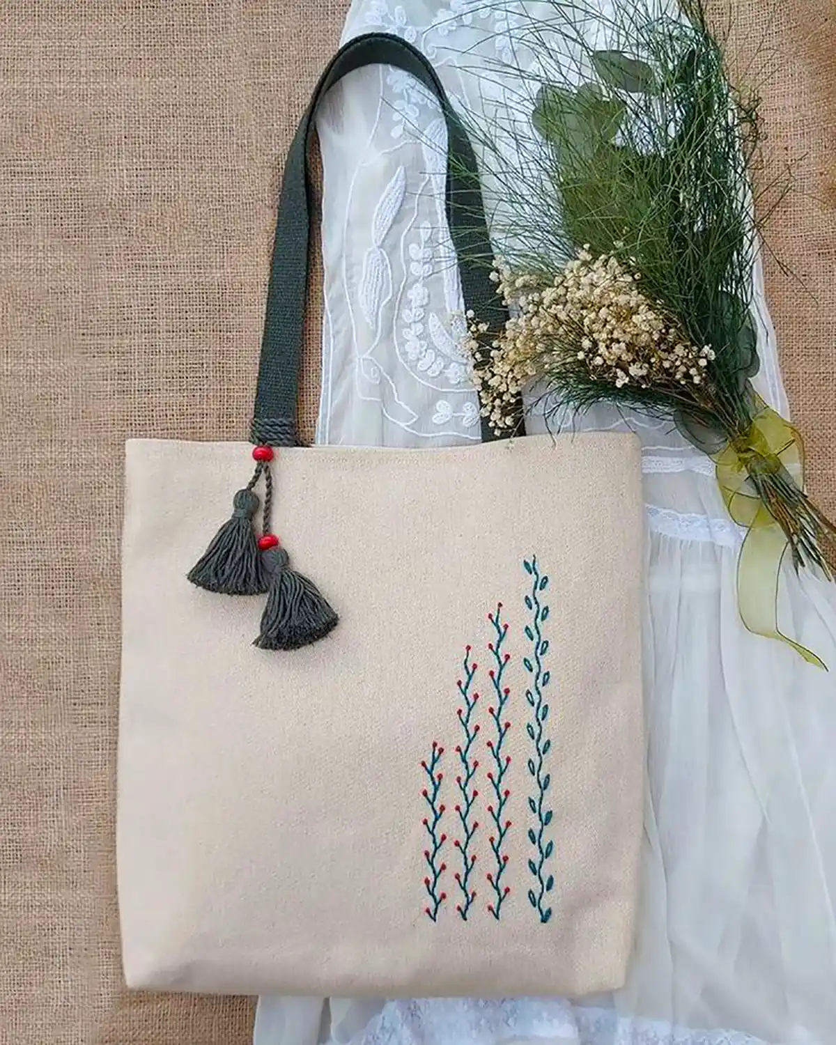 کیف پارچه ای گلدوزی شده زیبا