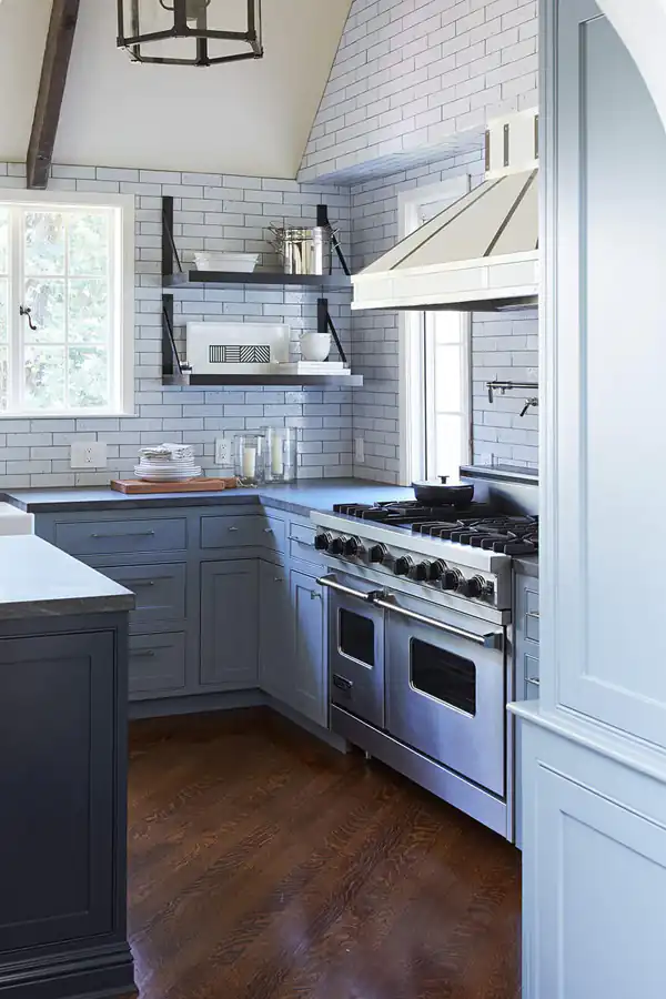 مدل آشپزخانه ساده زیبایی بی‌نظیر در عین سادگی با متریال‌های طبیعی 