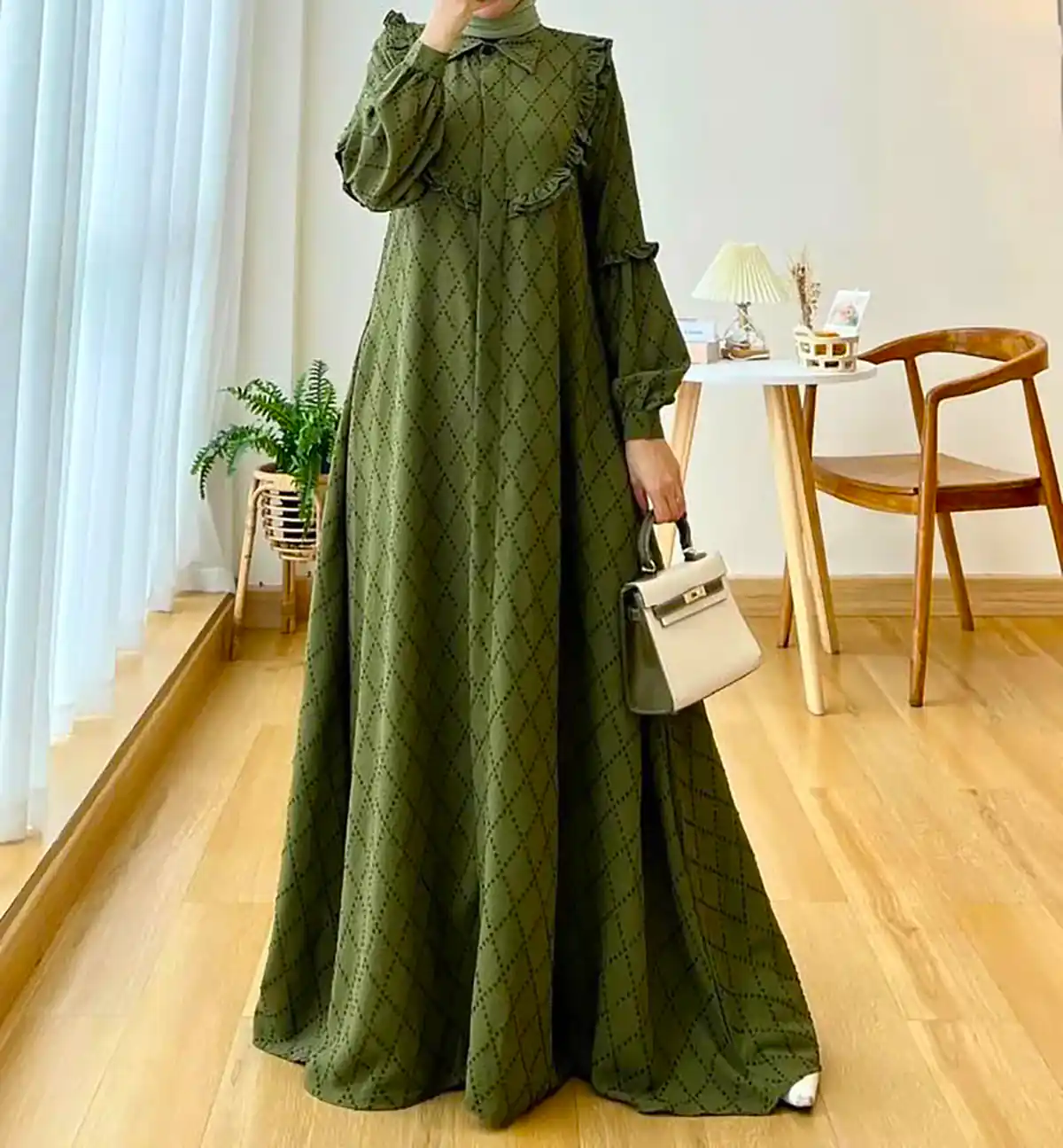 پیراهن ساده و بلند زنانه