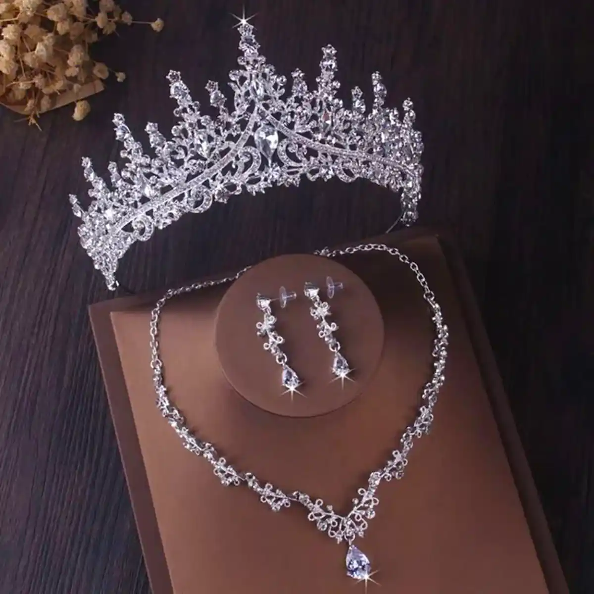 تاج و جواهرات شیک عروس