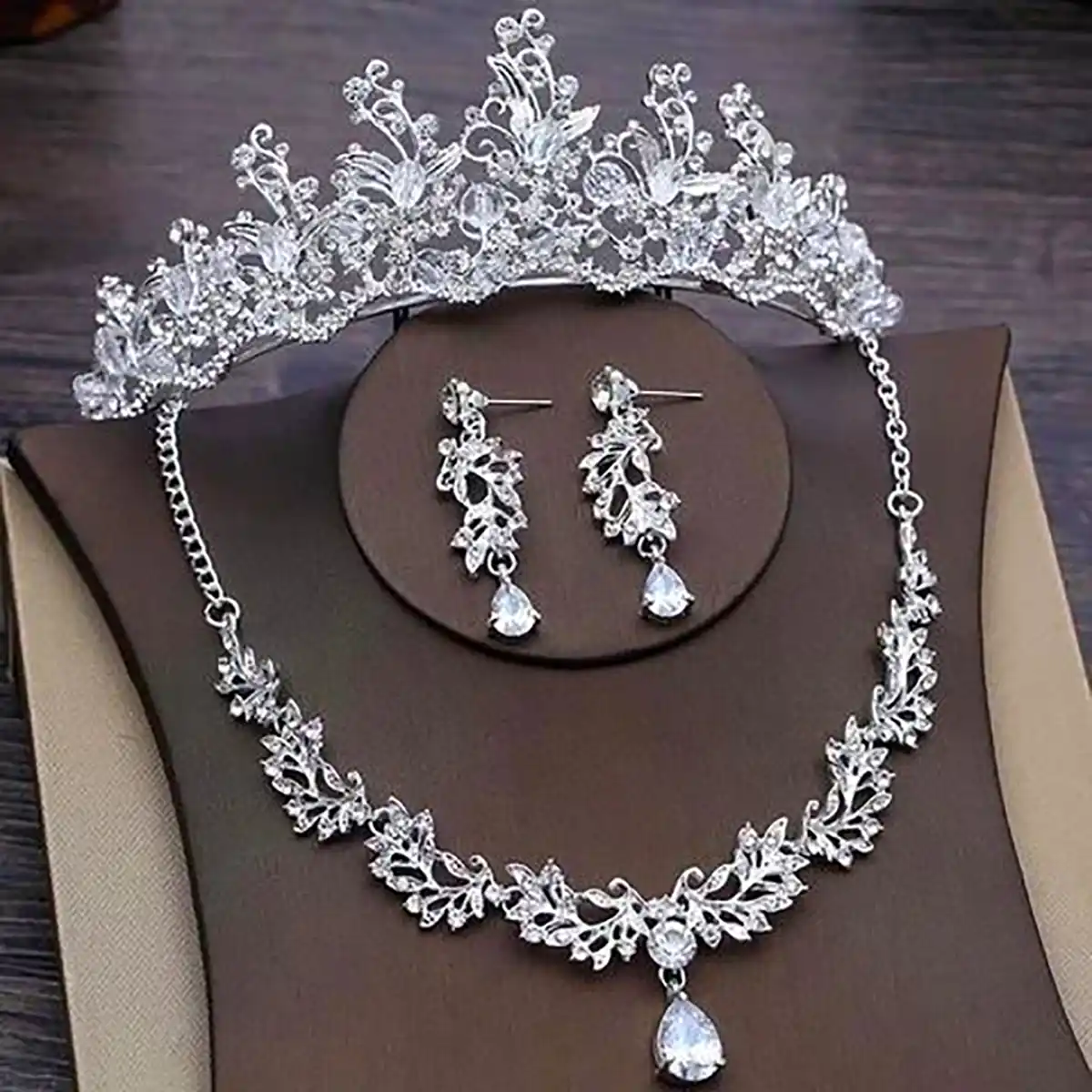 تاج و جواهرات شیک عروس