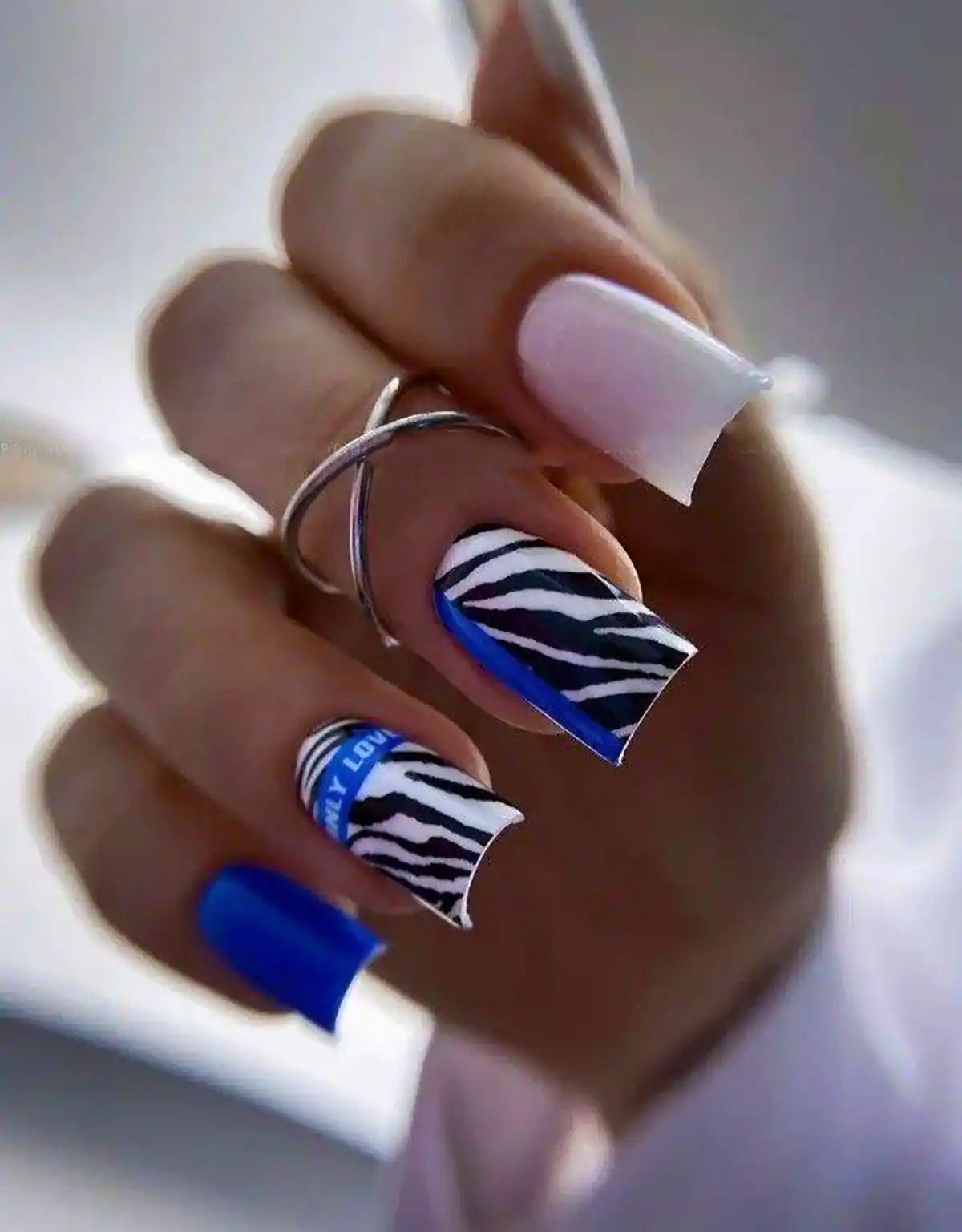 طراحی ناخن آبی ترند