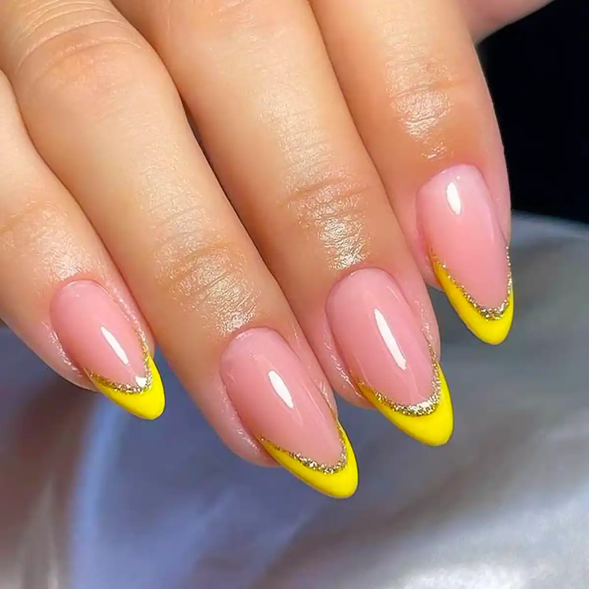 طراحی ناخن زرد شیک و ترند