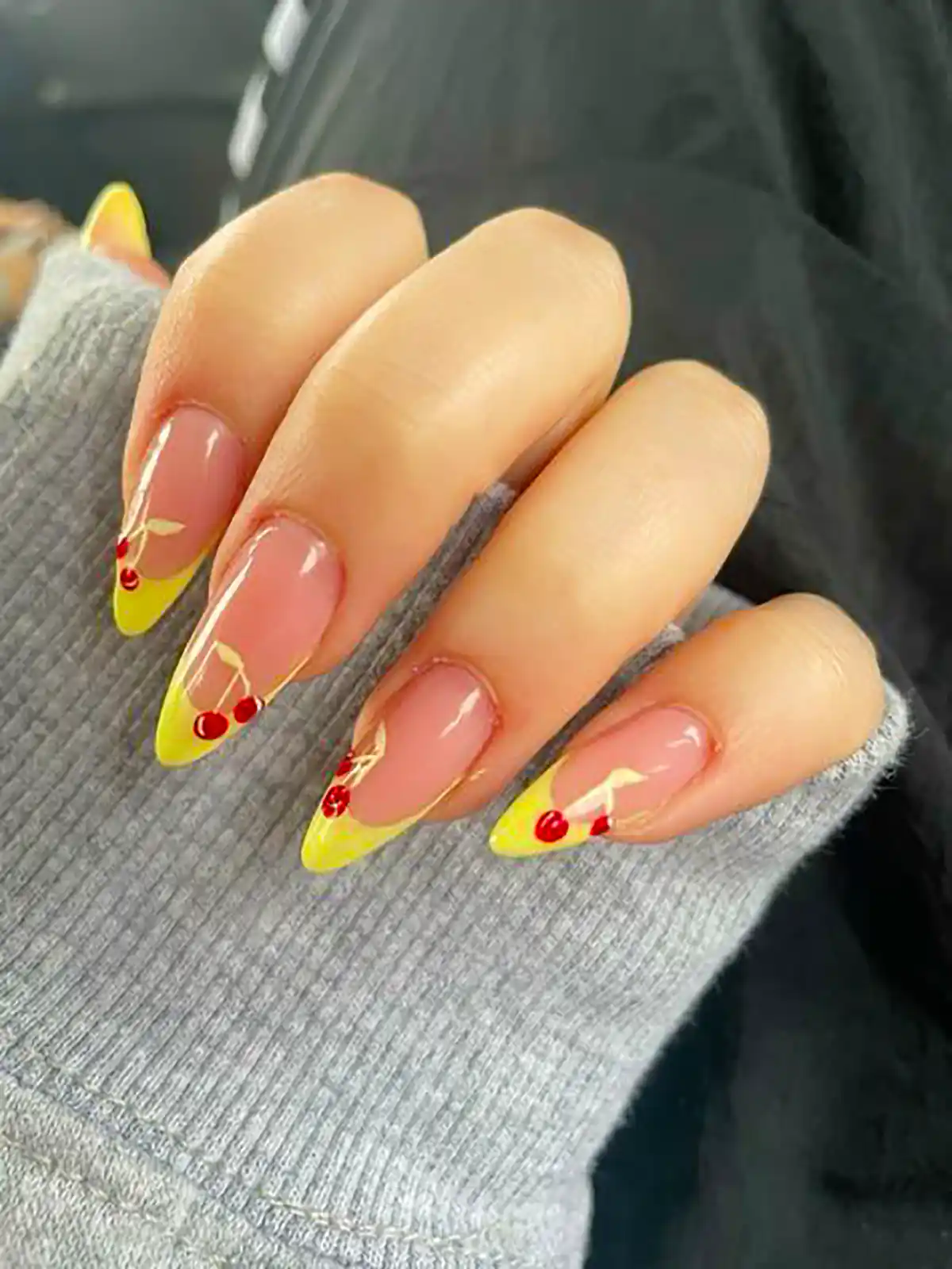 طراحی ناخن زرد شیک و ترند