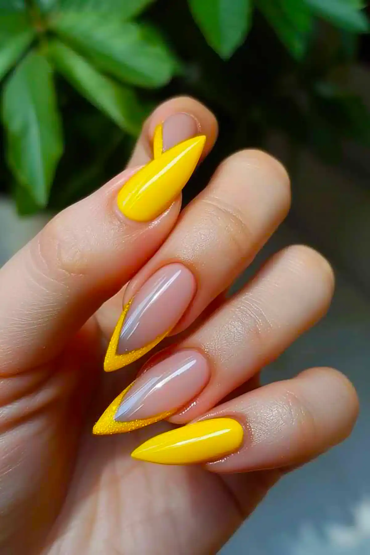 طراحی ناخن زرد شیک و ترند