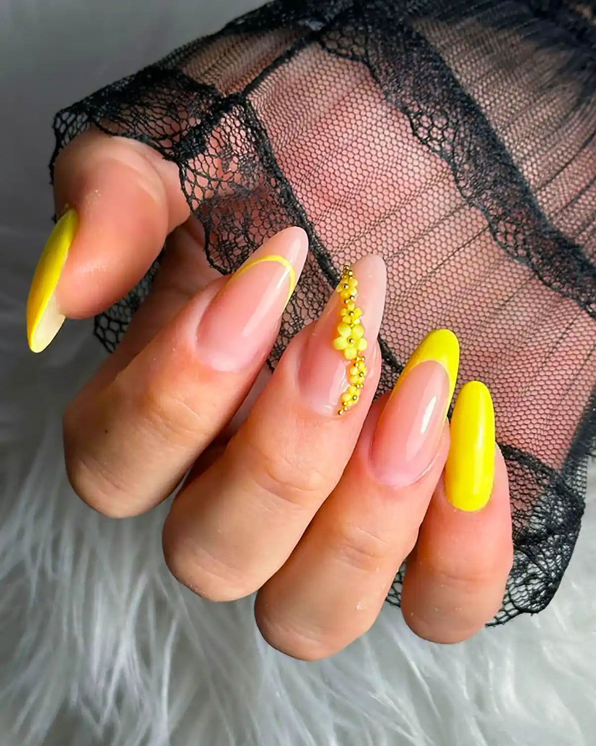 طراحی ناخن زرد شیک و ترند