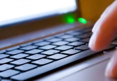 آموزش حل مشکل چشمک زدن چراغ شارژ لپ تاپ (مرحله به مرحله)