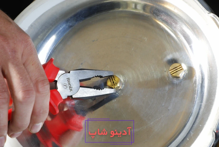 باز کردن پیچ‌های سوپاپ اطمینان زودپز با انبردست رونیکس