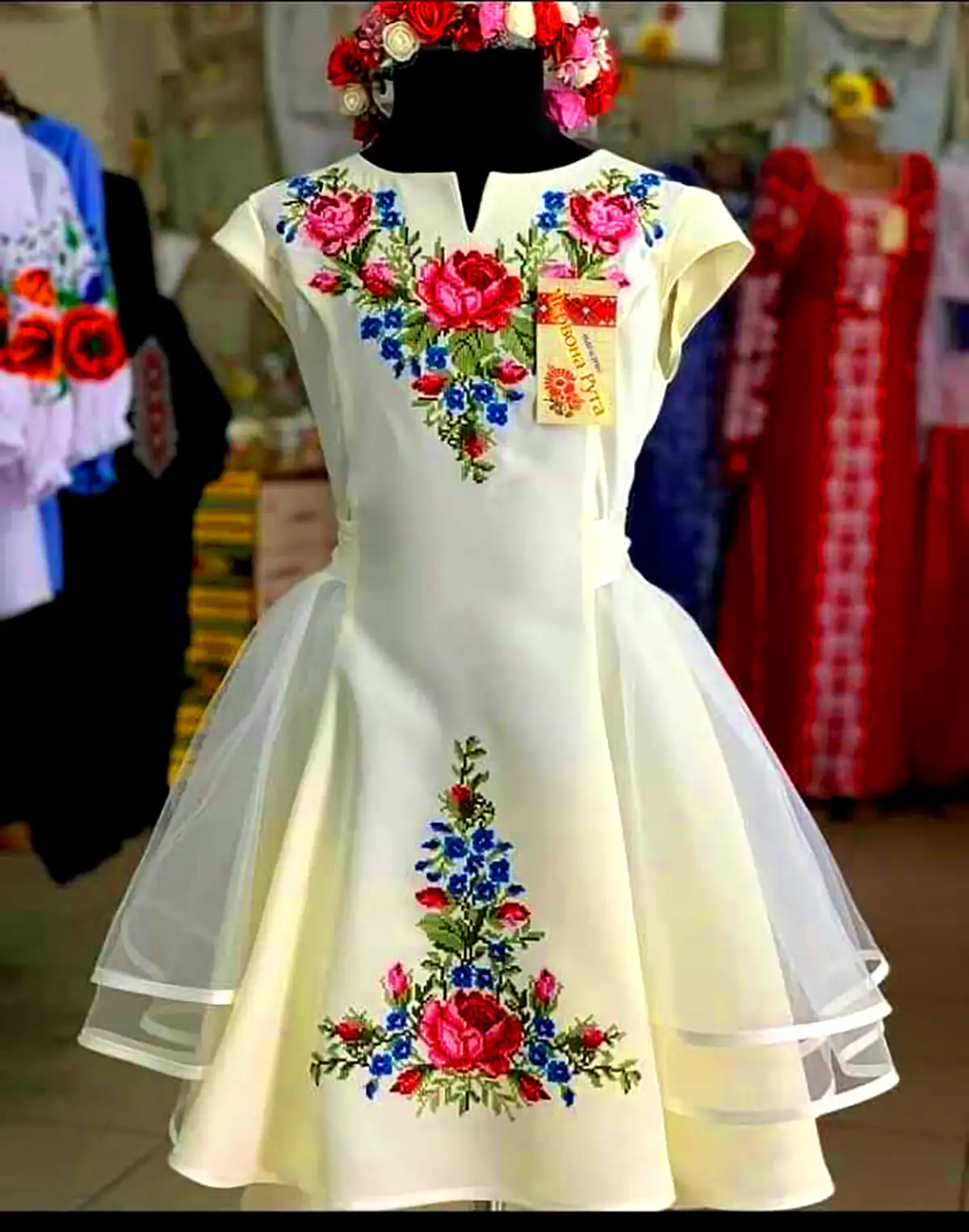 پیراهن سفید گلدوزی شده