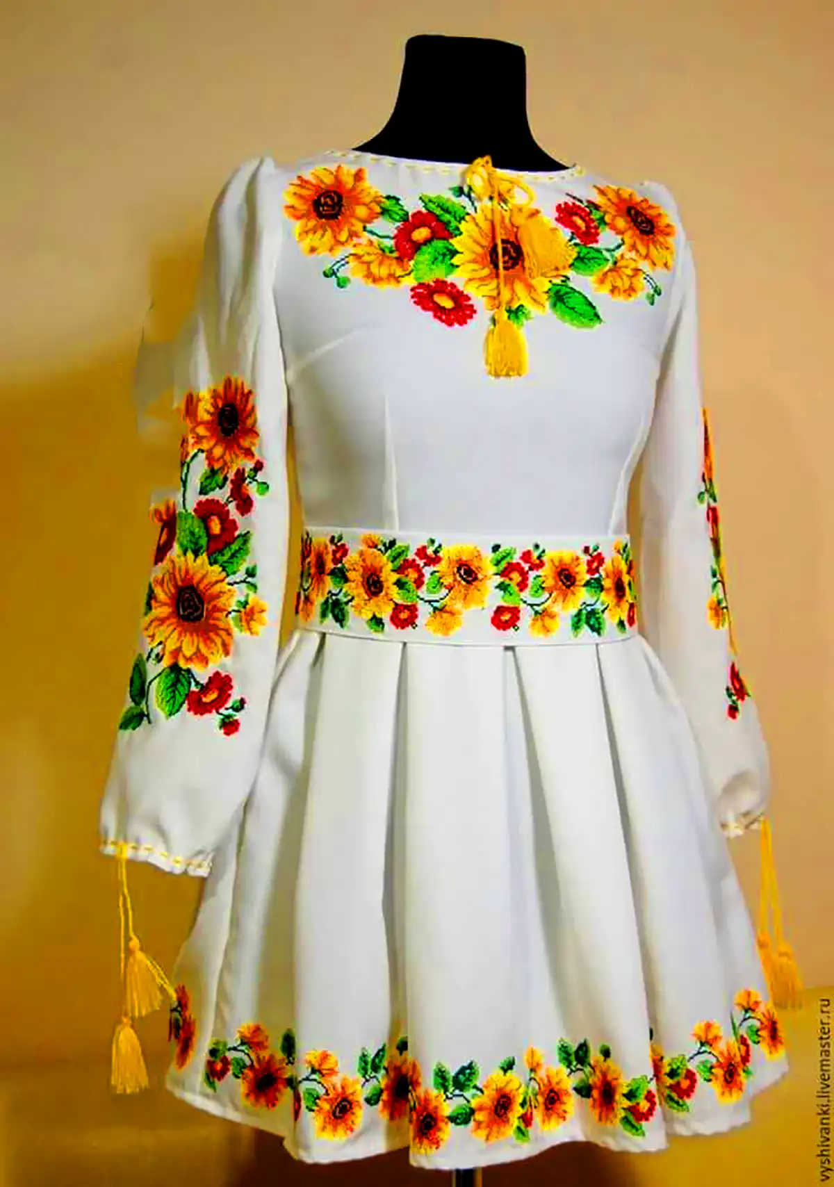 پیراهن سفید گلدوزی شده