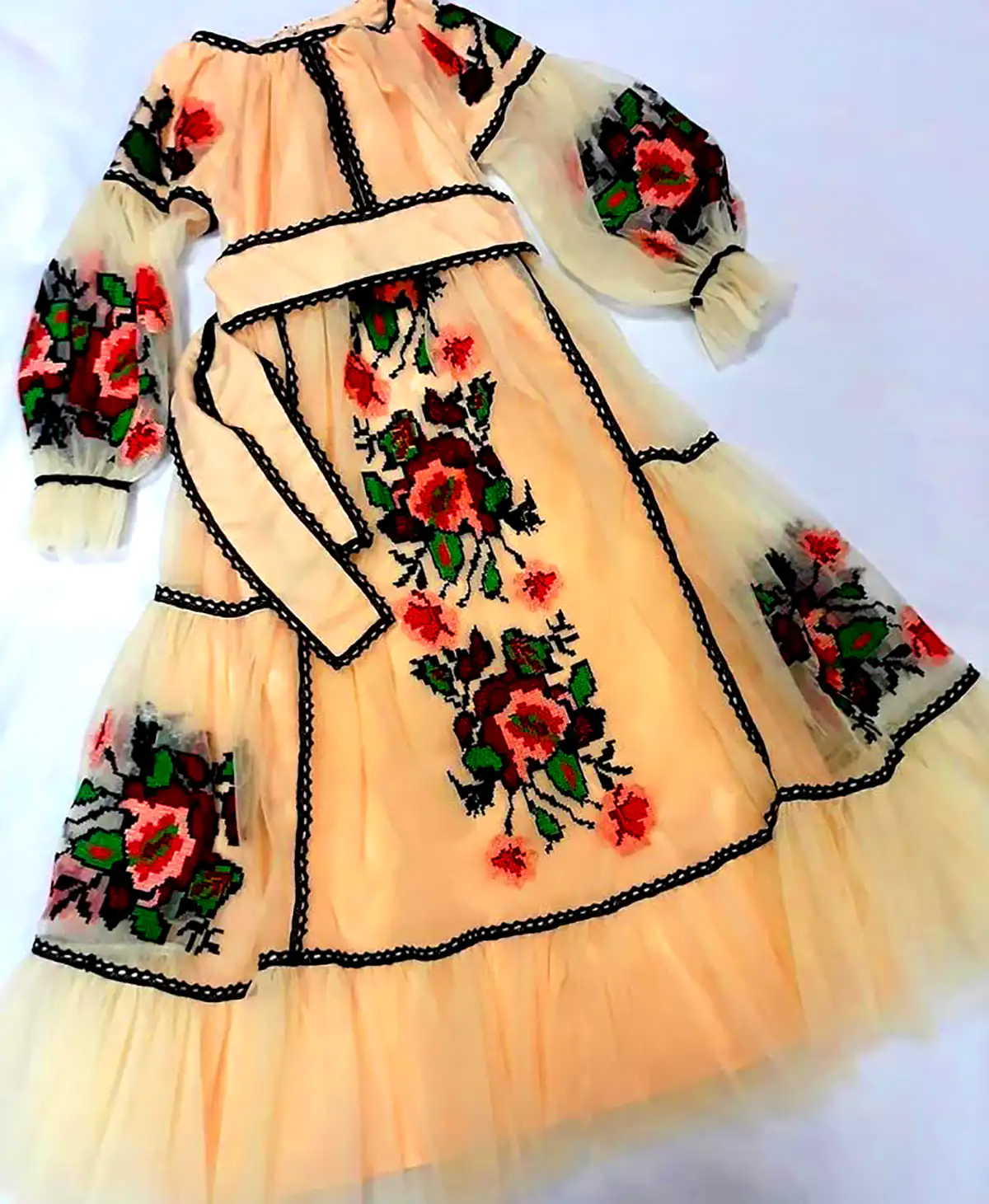 پیراهن سفید گلدوزی شده
