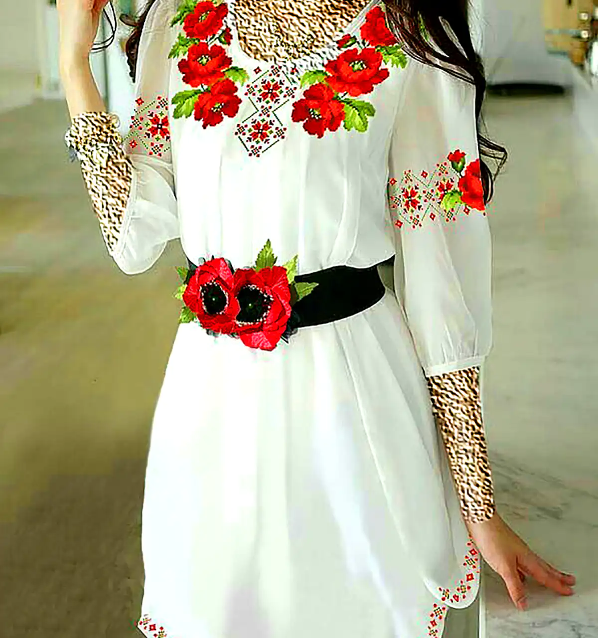 پیراهن سفید گلدوزی شده