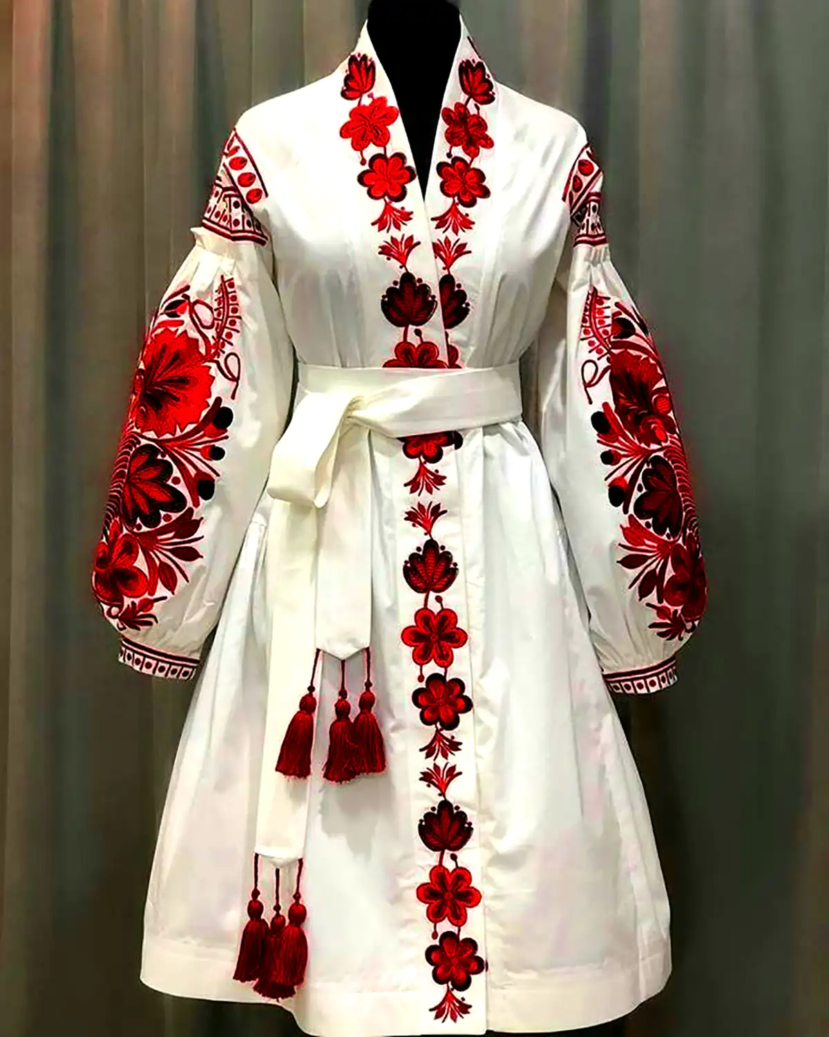 پیراهن سفید گلدوزی شده
