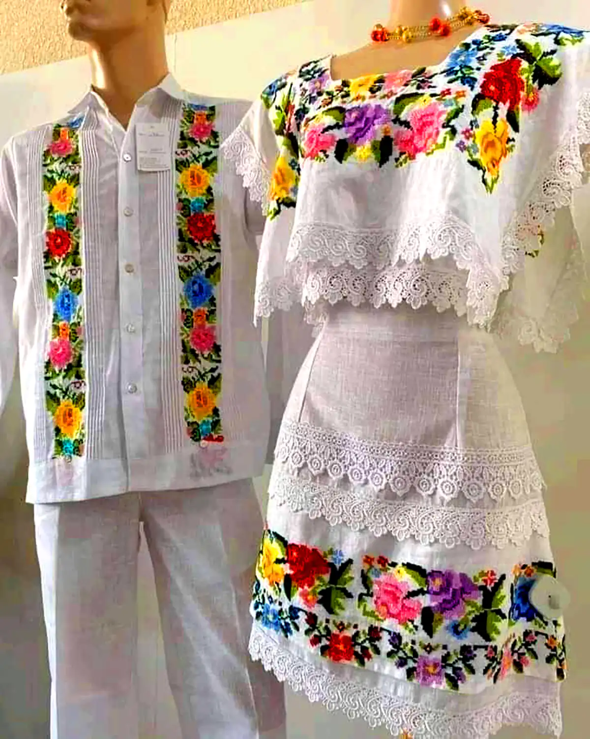 پیراهن سفید گلدوزی شده