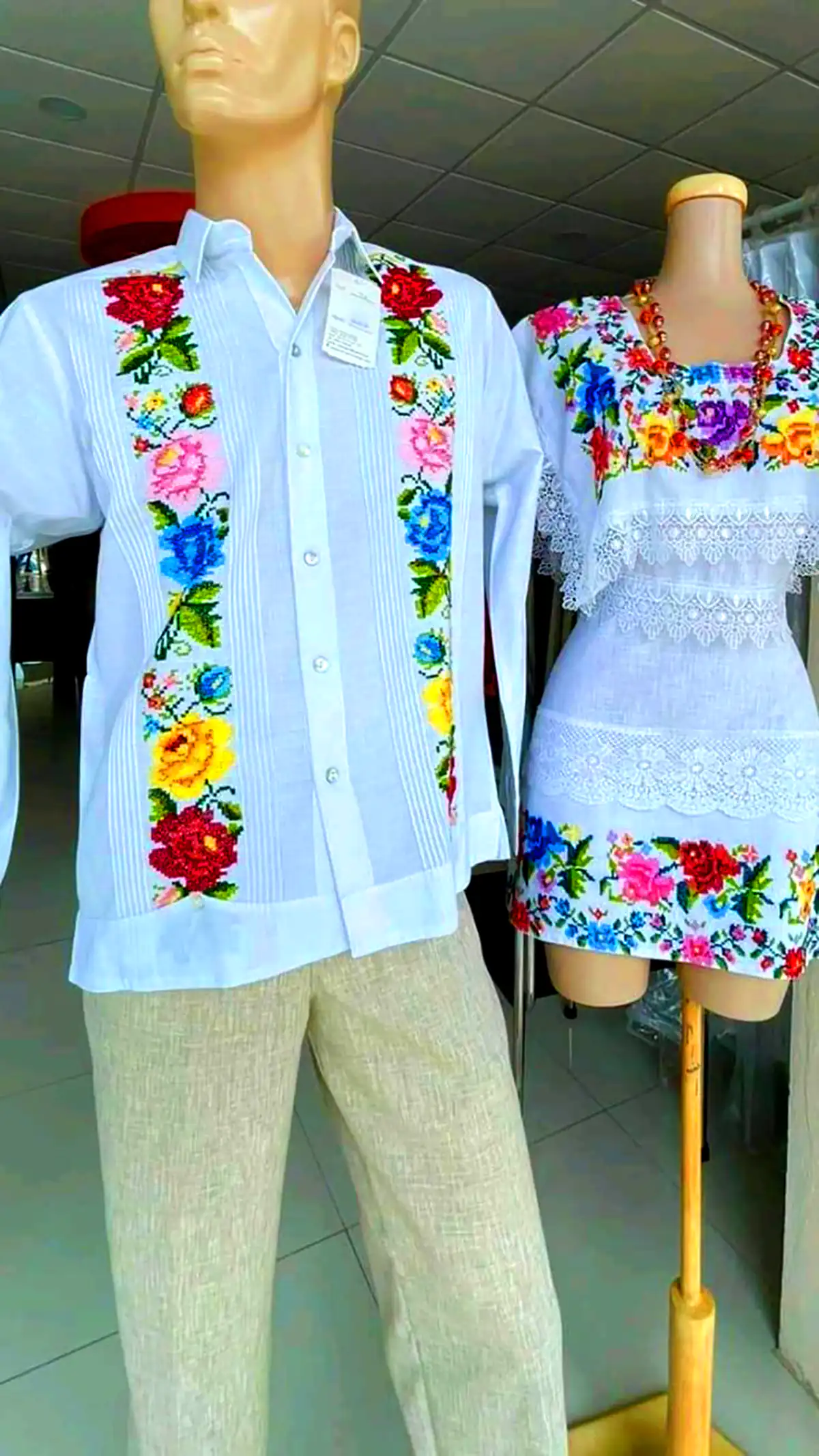 پیراهن سفید گلدوزی شده