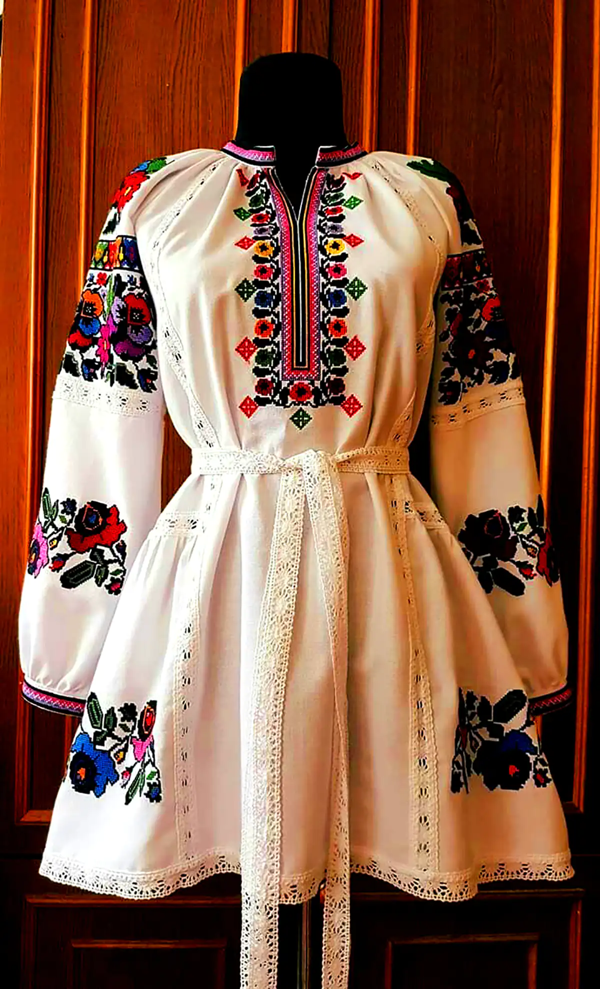 پیراهن سفید گلدوزی شده