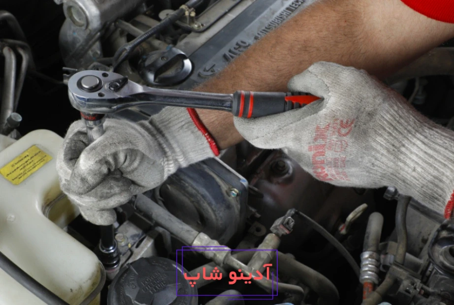 تعمیر ماشین با آچار جغجغه و دستکش ایمنی رونیکس