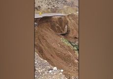 رانش زمین در جادۀ ایذه-دزپارتِ خوزستان باعث سقوط یک کامیون به دره شد