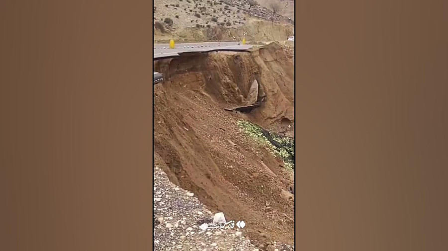 رانش زمین در جادۀ ایذه-دزپارتِ خوزستان باعث سقوط یک کامیون به دره شد
