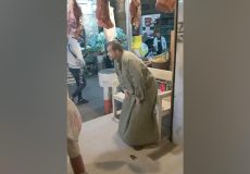 سگی که با قصاب دست داد و غذای رایگان گرفت