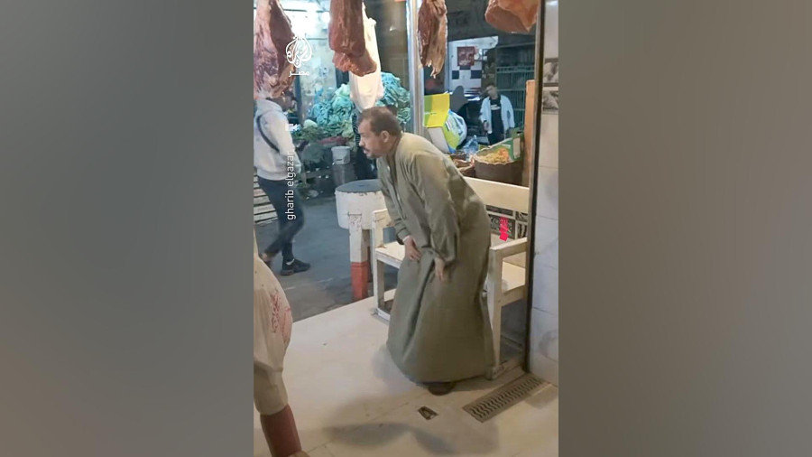 سگی که با قصاب دست داد و غذای رایگان گرفت