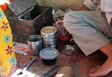 غذای خیابانی در هند؛ مهارت آشپز خیابانی در تهیه چای ماسالا در بمبئی