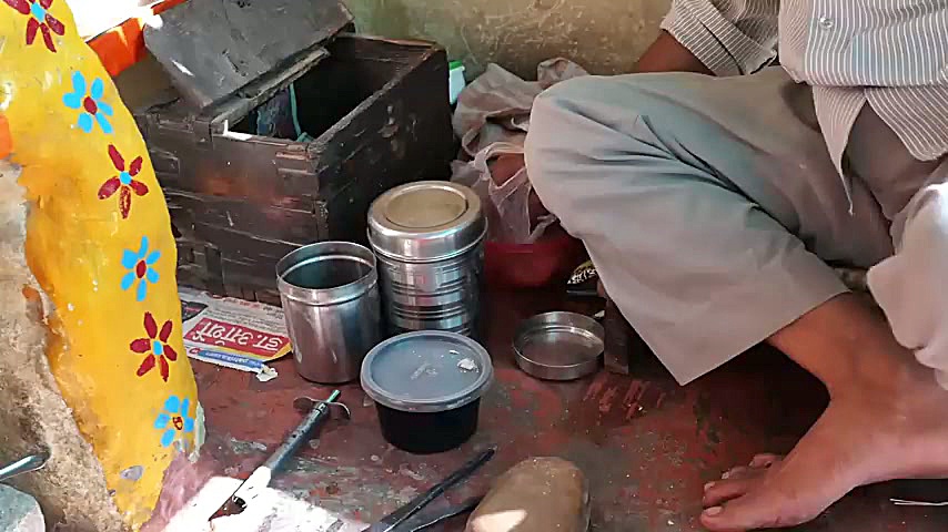 غذای خیابانی در هند؛ مهارت آشپز خیابانی در تهیه چای ماسالا در بمبئی