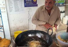 غذای خیابانی در پاکستان؛ تهیه سمبوسه سیب زمینی در کراچی