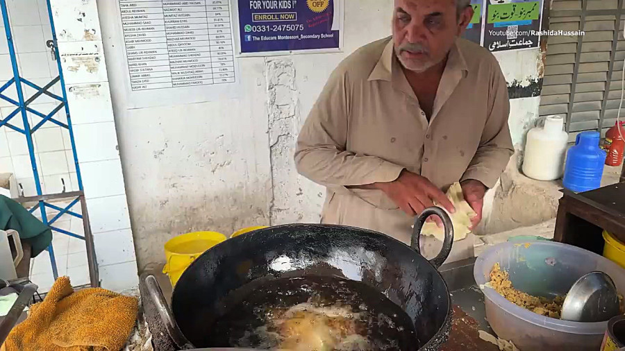 غذای خیابانی در پاکستان؛ تهیه سمبوسه سیب زمینی در کراچی