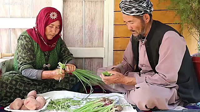 پخت بولانی سنتی با سیب زمینی و سبزی در افغانستان